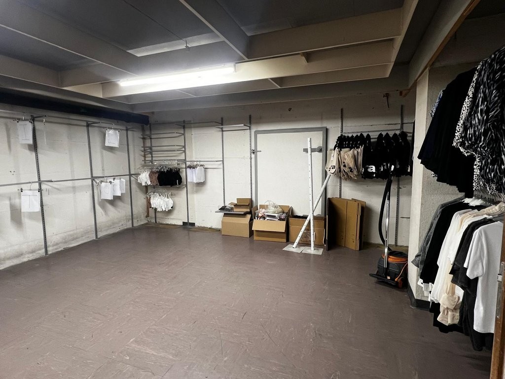 133m² shop