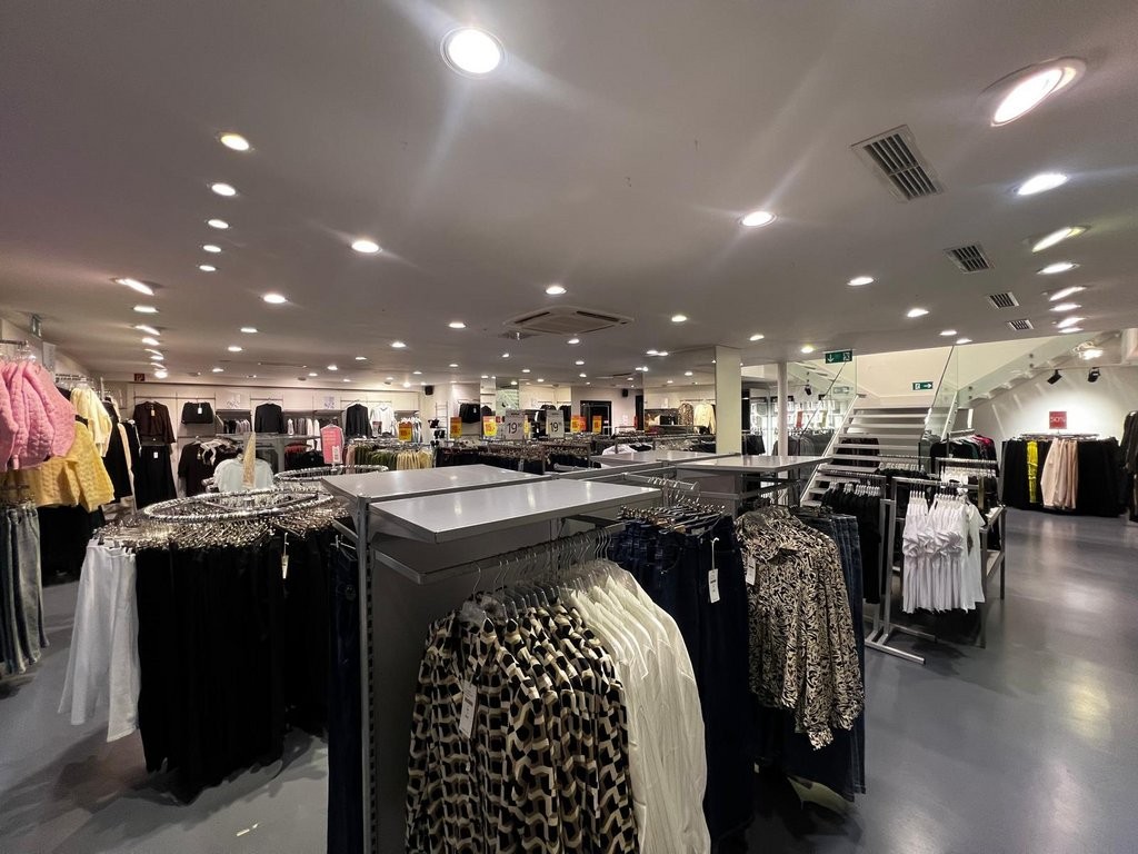 133m² shop