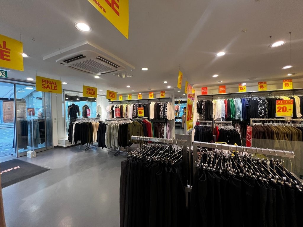 133m² shop