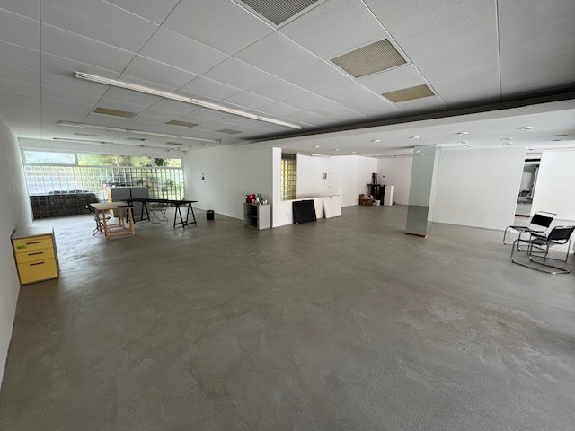 280m² office