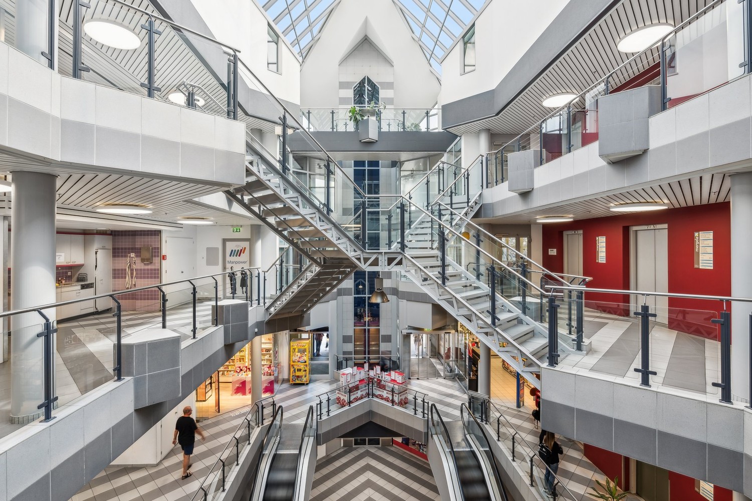 120m² shop