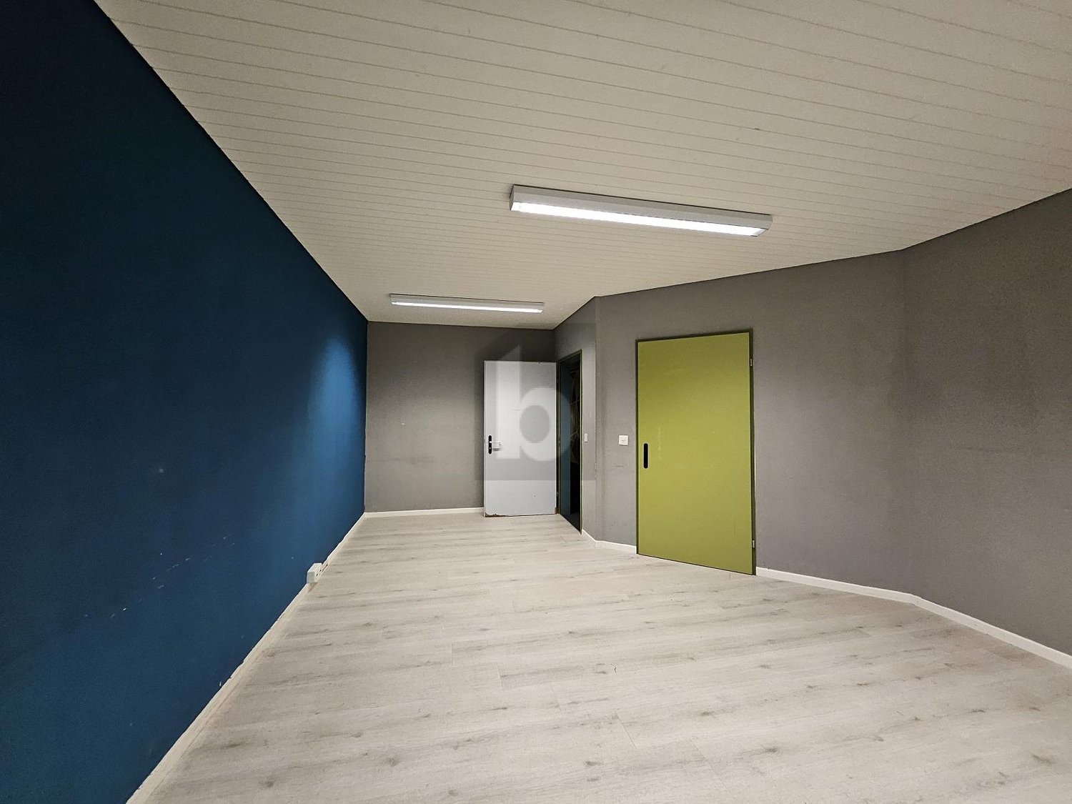 401m² office