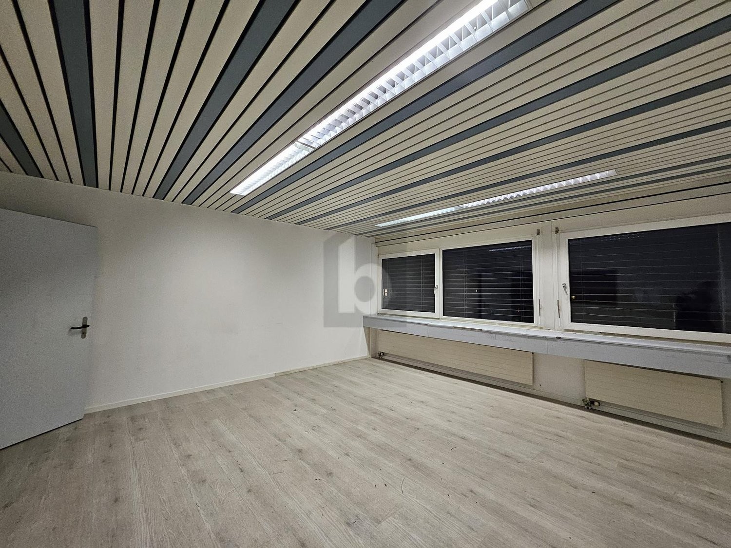 401m² office