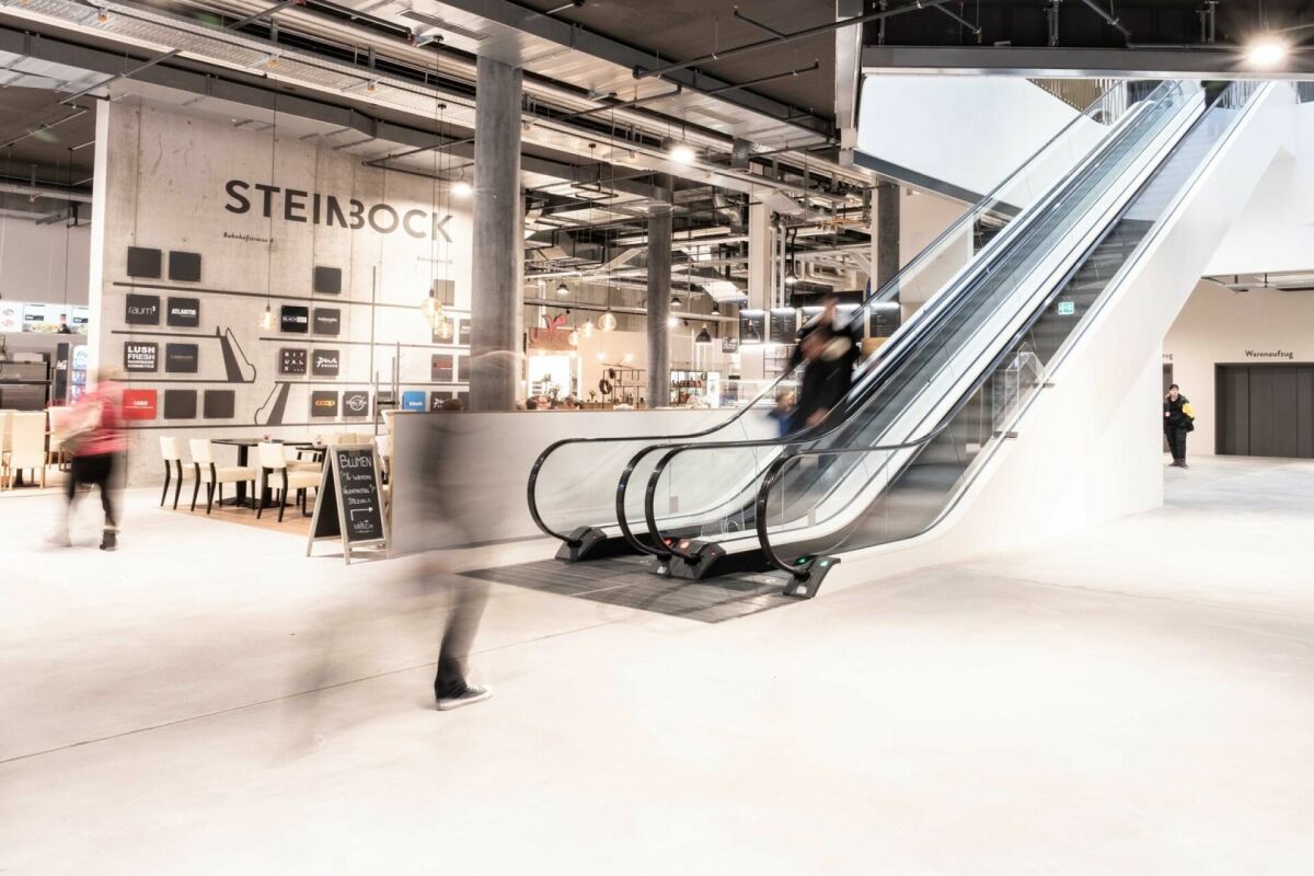90m² shop