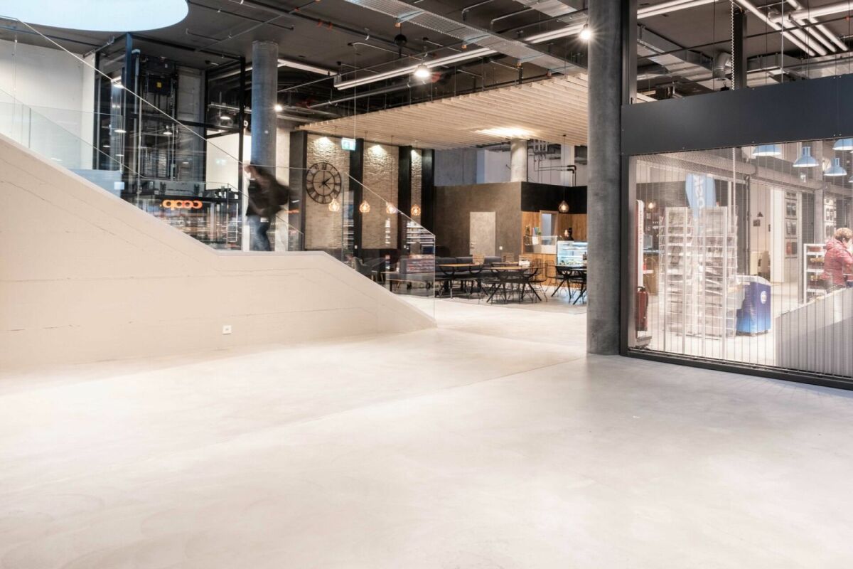 90m² shop
