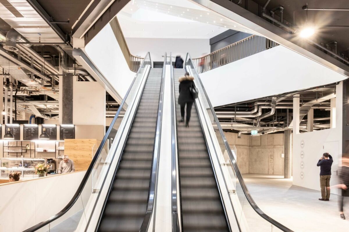 90m² shop