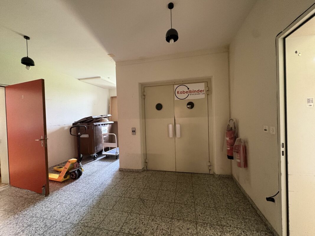 660m² commerciale, foto 2 di 10