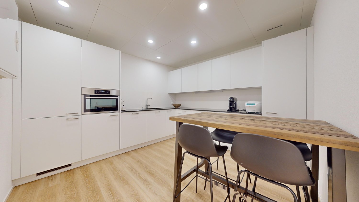 83m² office