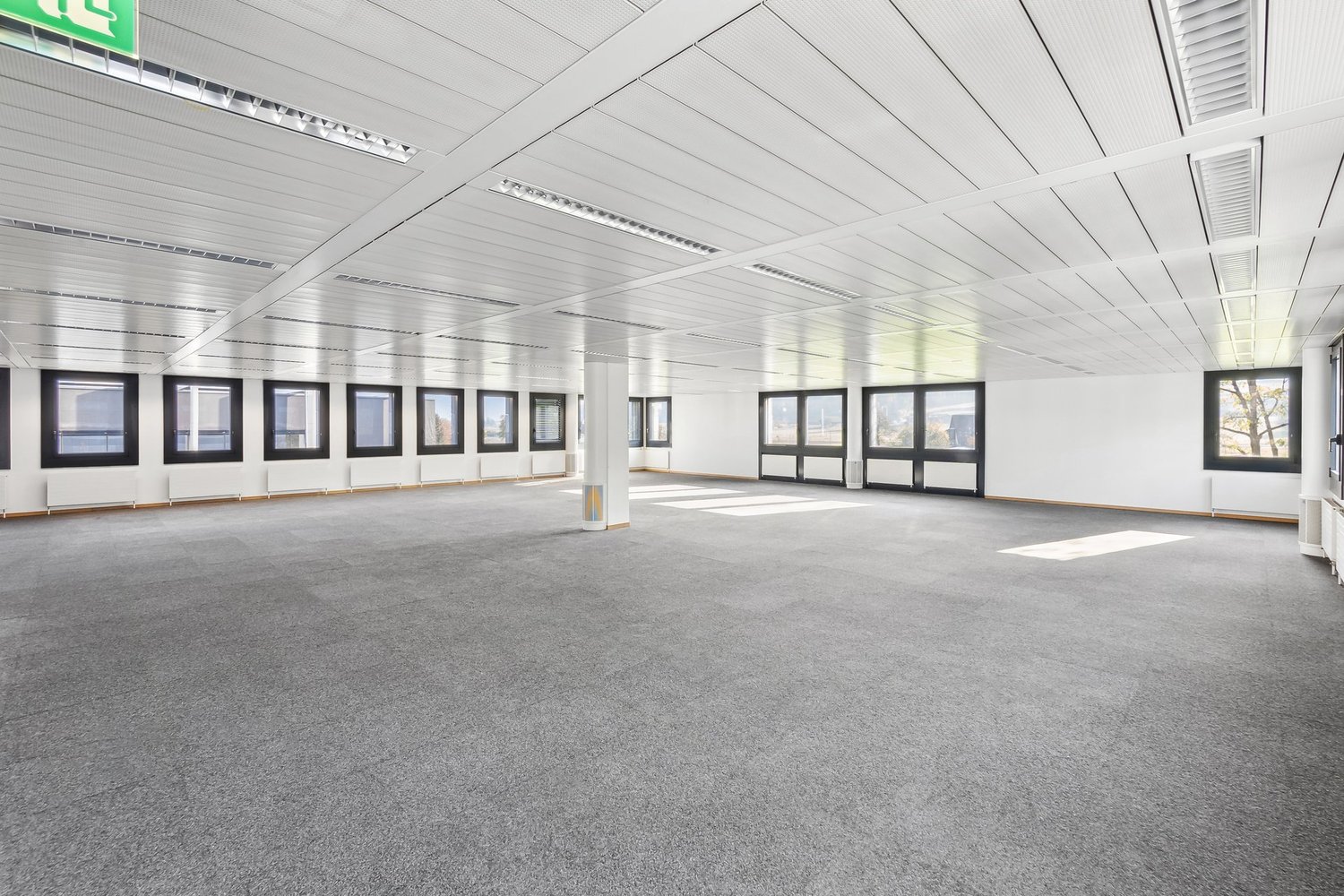 950m² office