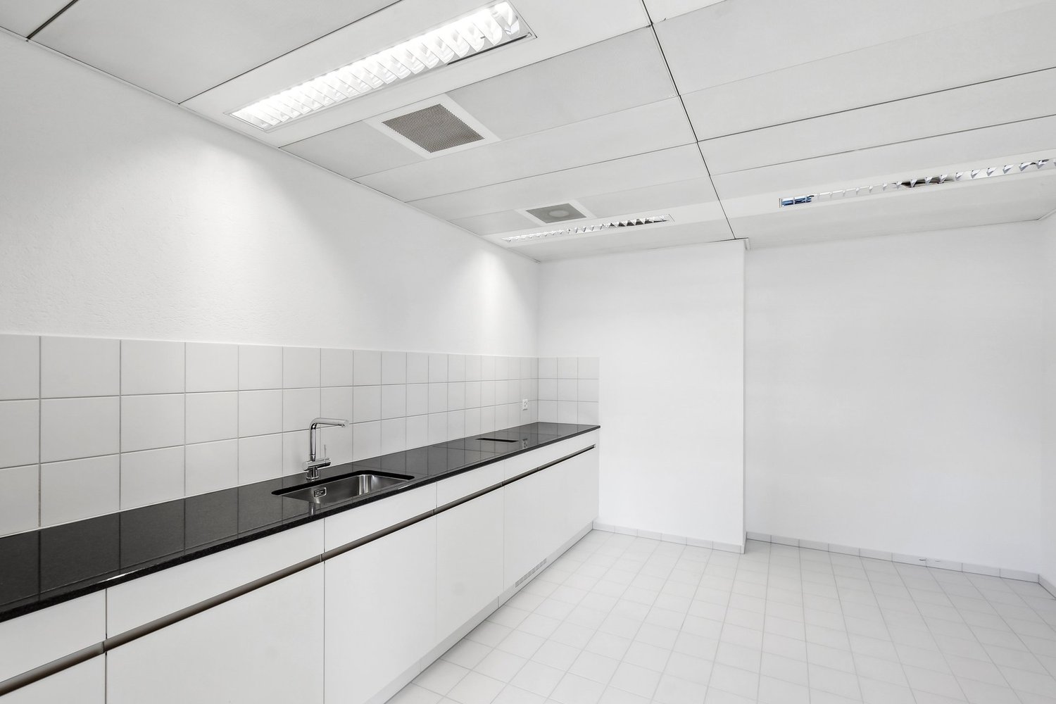 950m² office