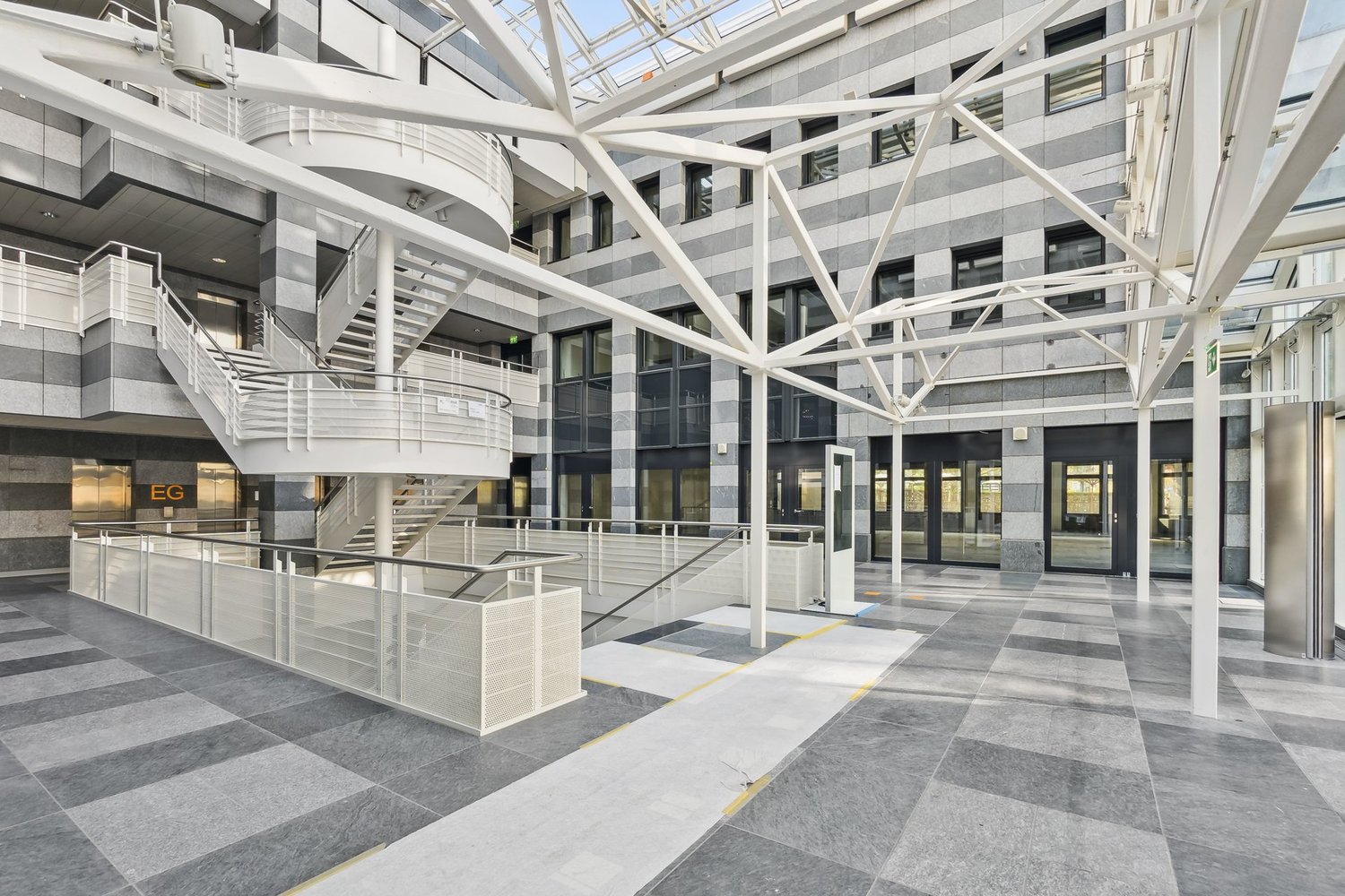 950m² office