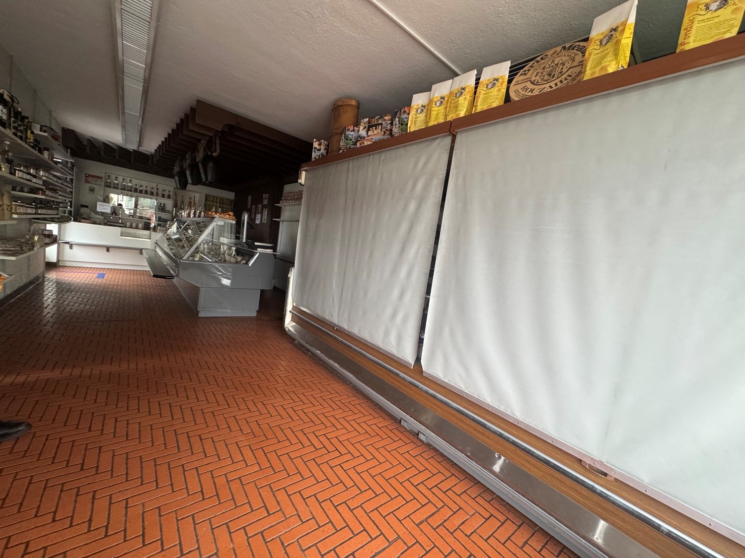 140m² shop