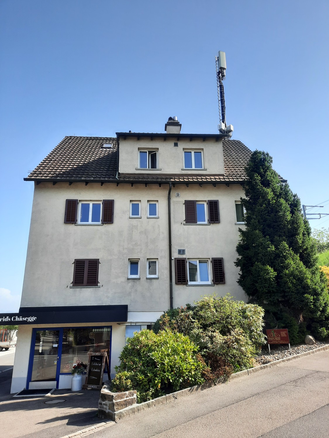 140m² shop