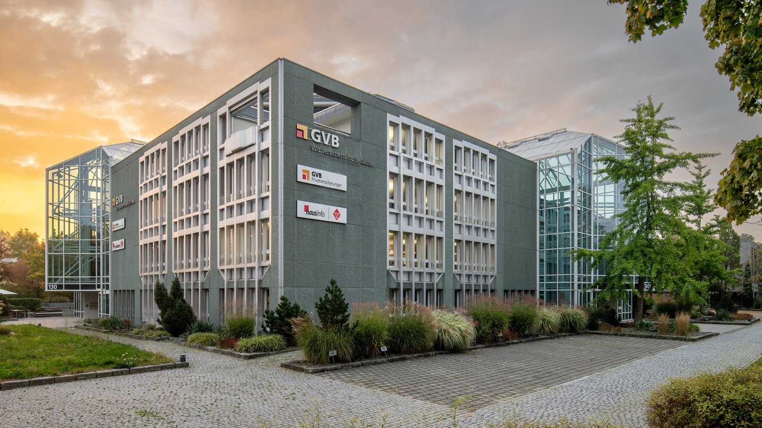 1586m² office
