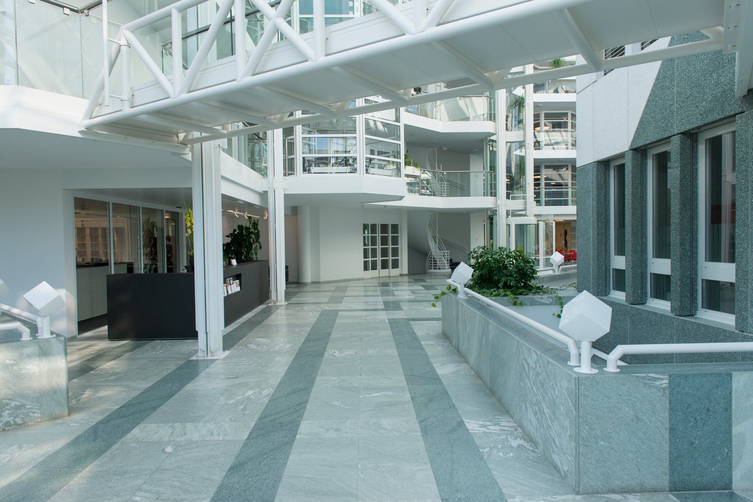 1586m² office