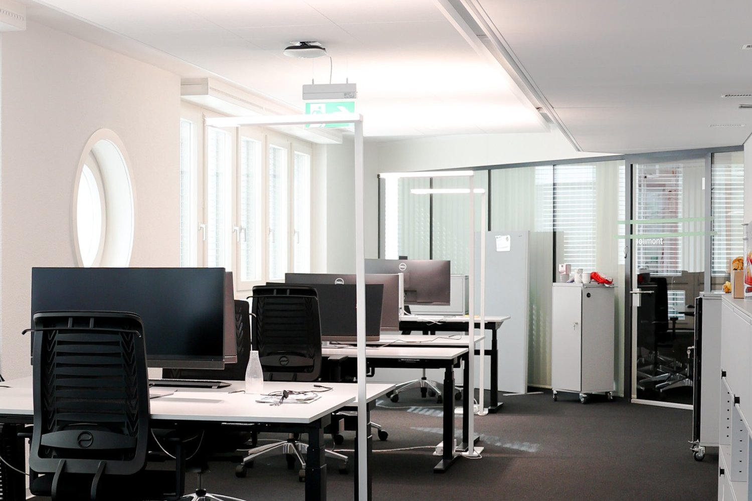 1586m² office