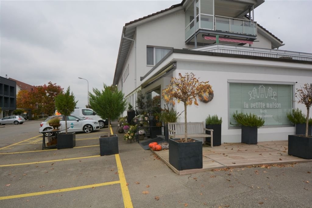 64m² shop