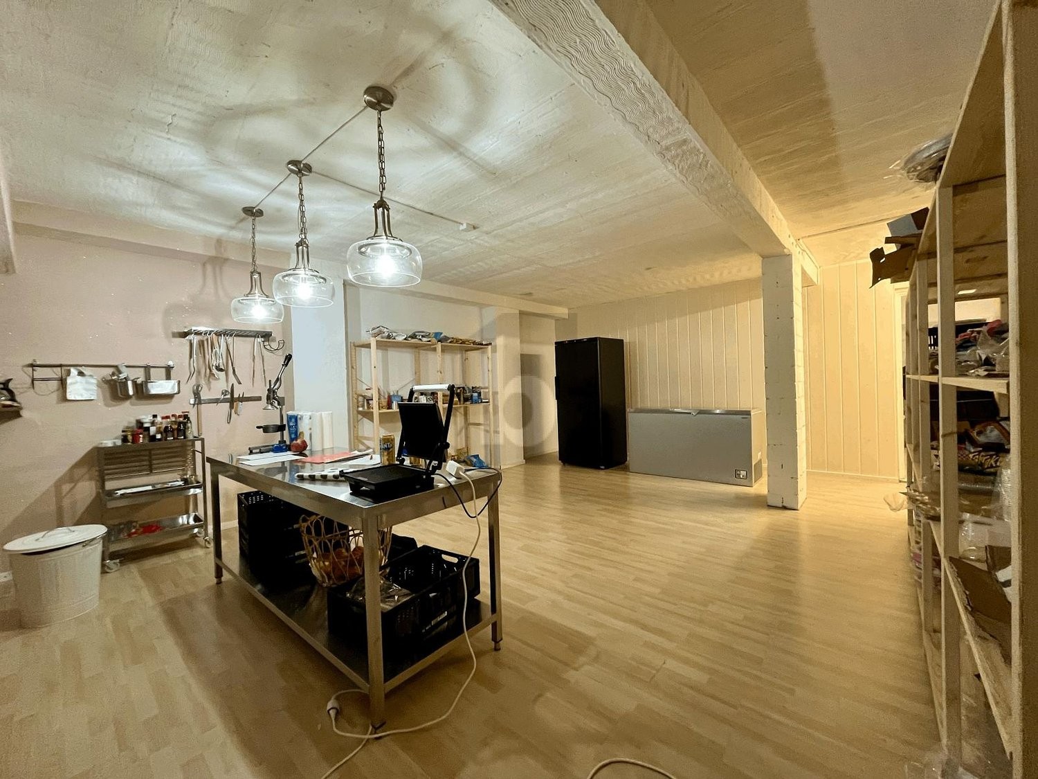 80m² shop