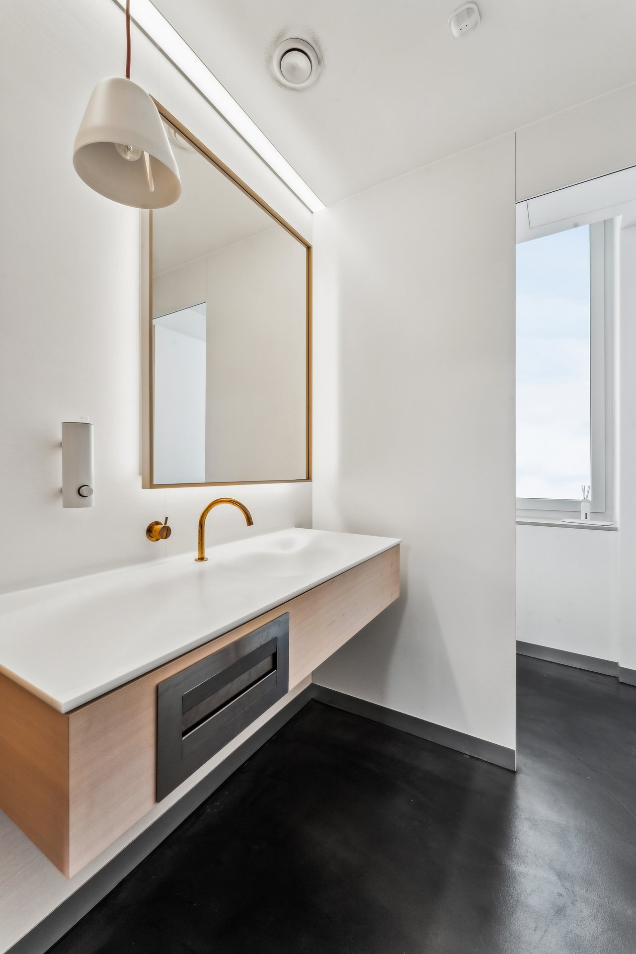 550m² office