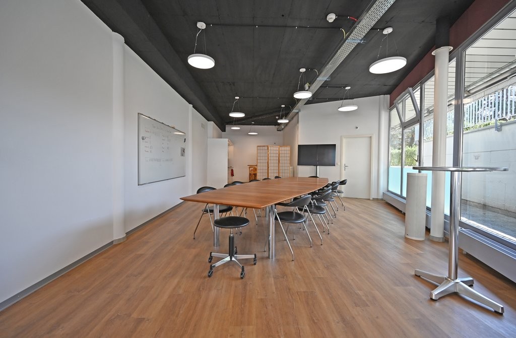 81m² shop