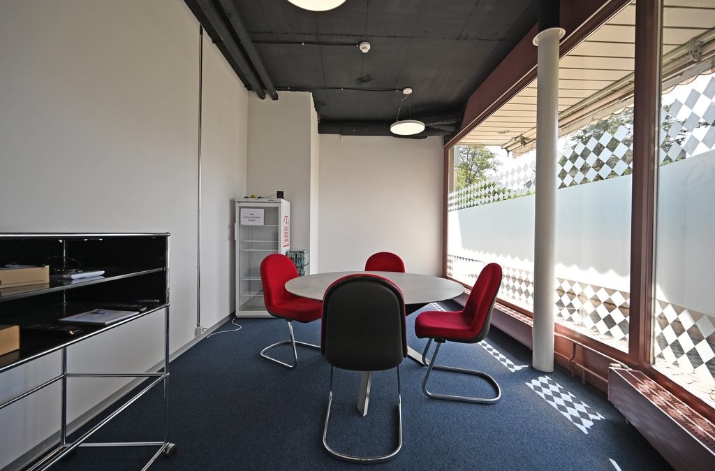 81m² shop