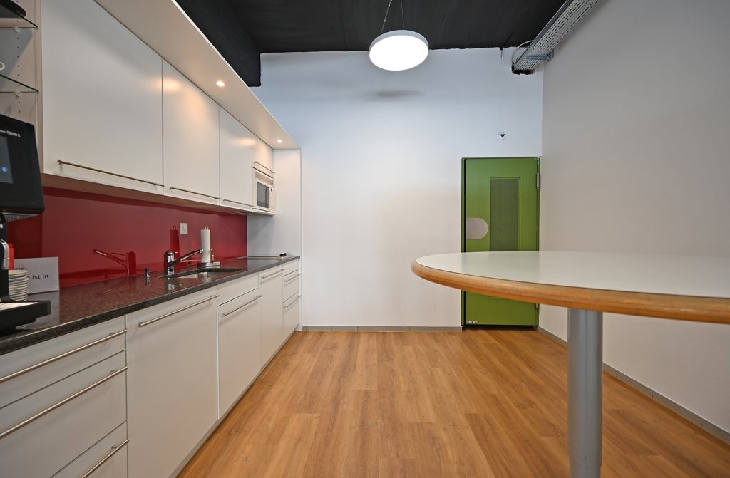 81m² shop