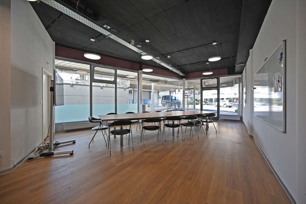 81m² shop
