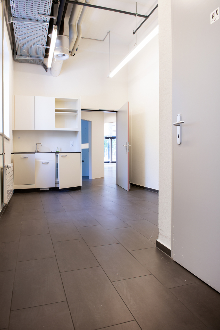 217m² shop