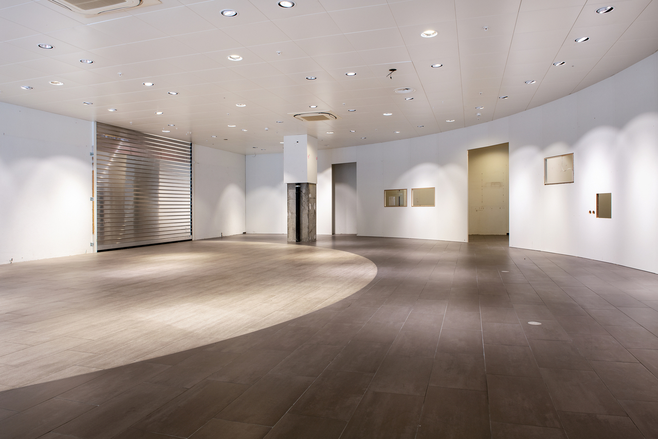 217m² shop
