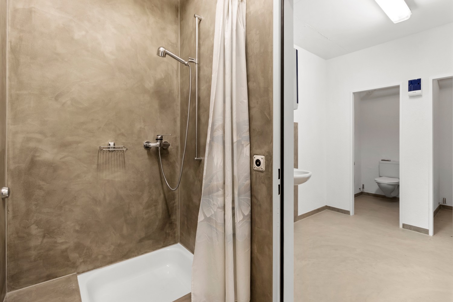 190m² office