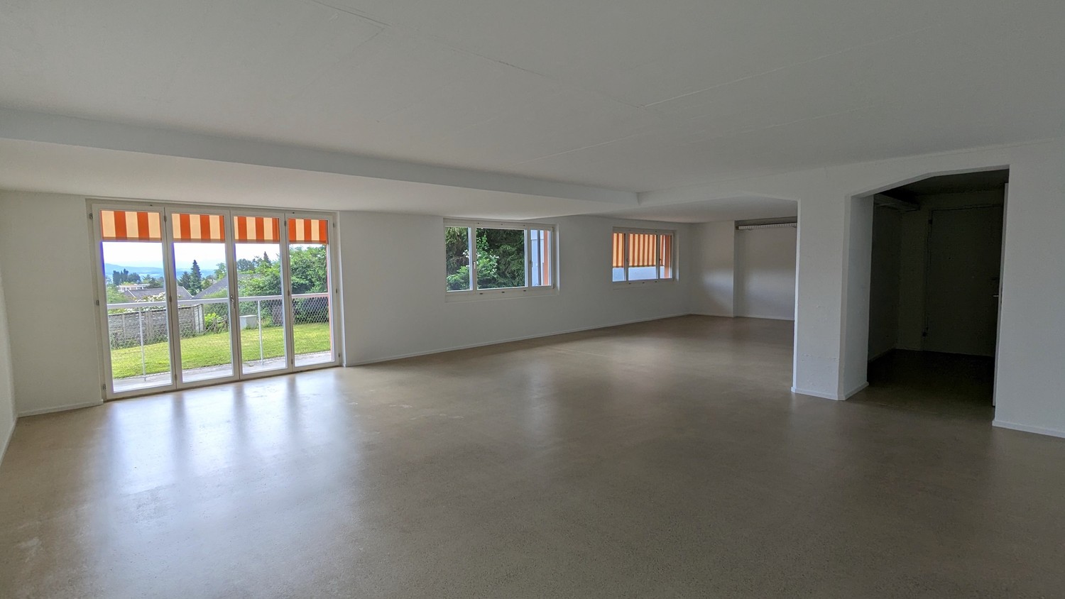 Commercial, Foto 2 von 8