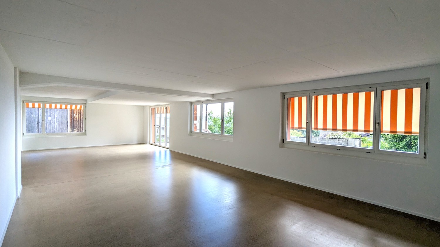 Commercial, Foto 1 von 8