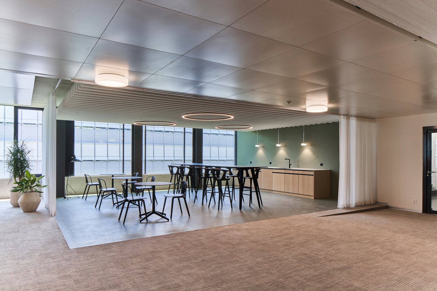 1360m² office