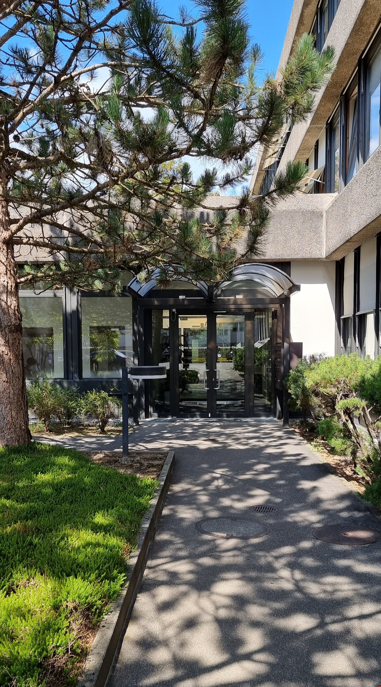990m² office
