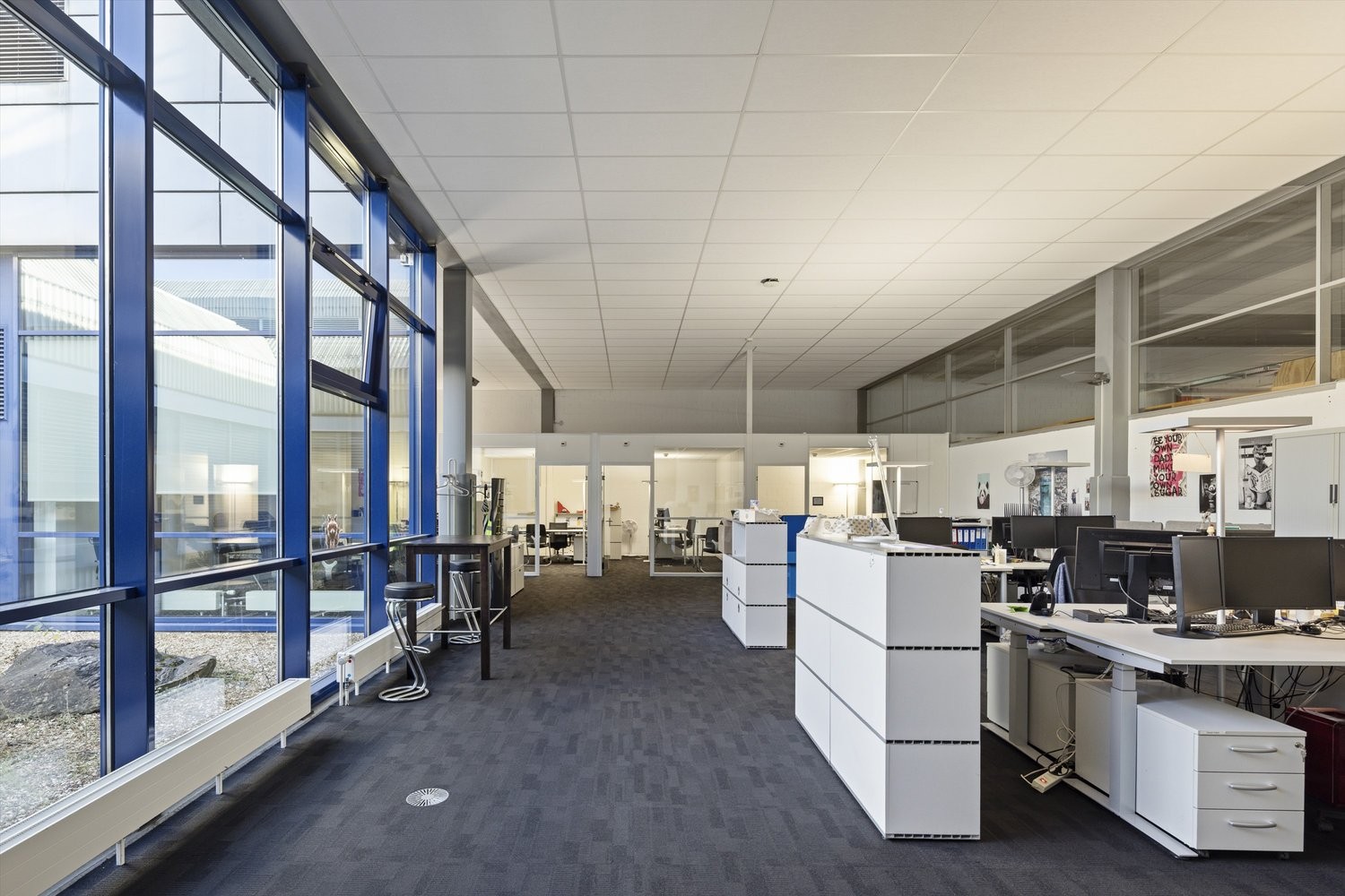 924m² office