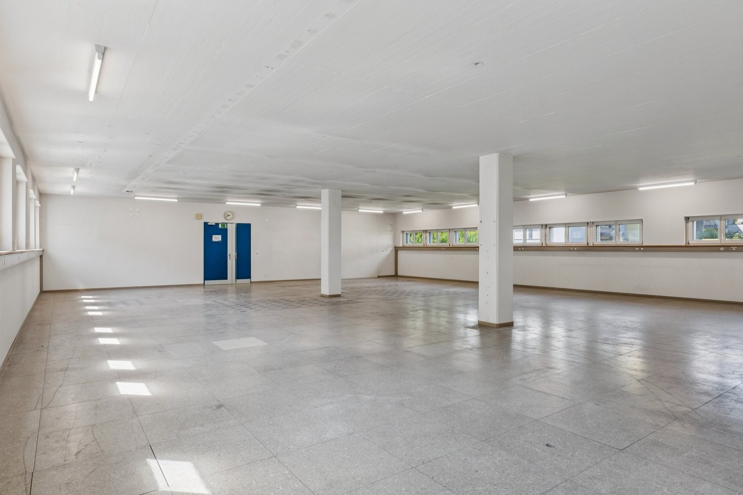 203m² storage room