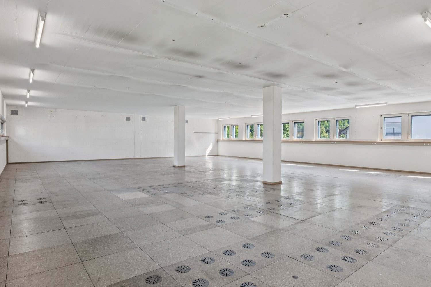 203m² storage room