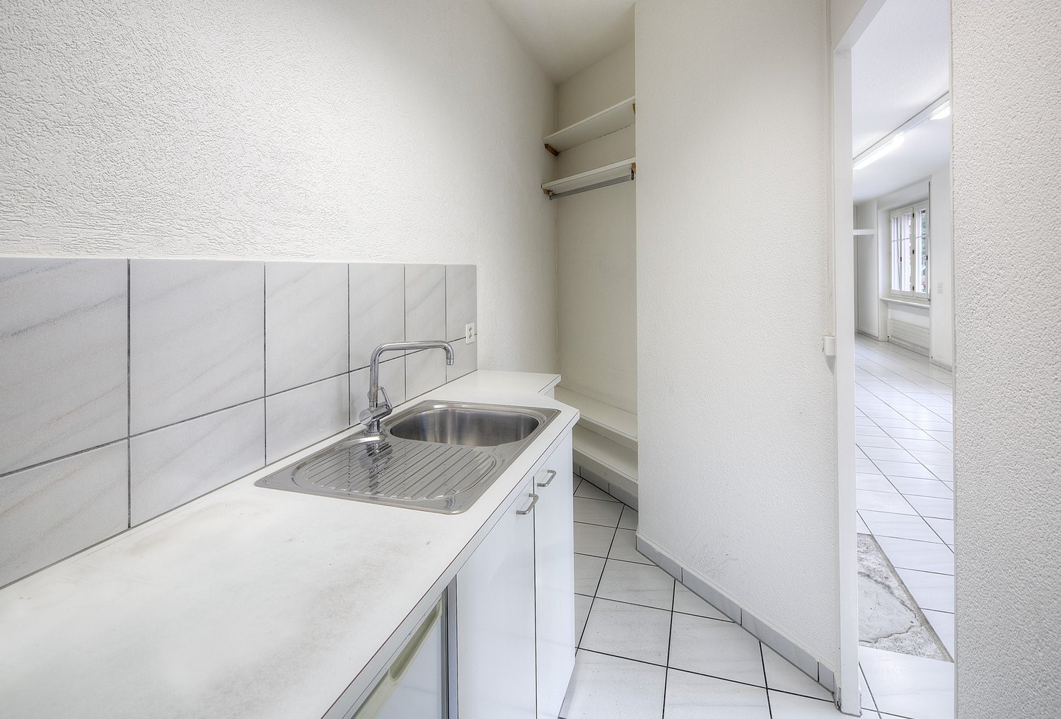 60m² shop