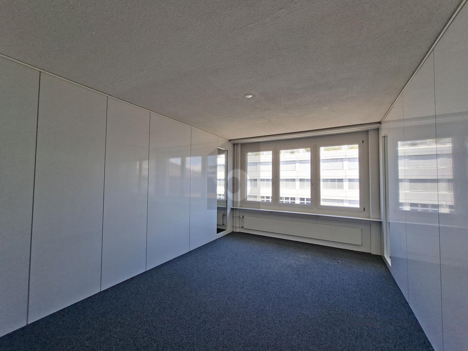 304m² office