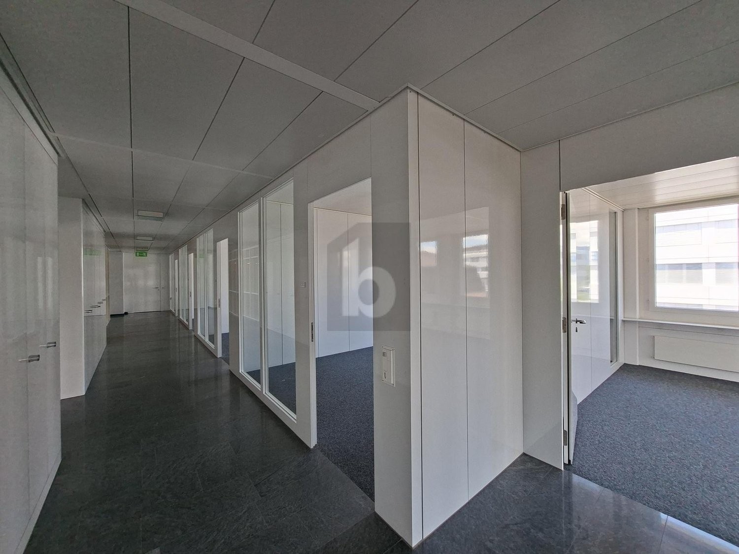 304m² office