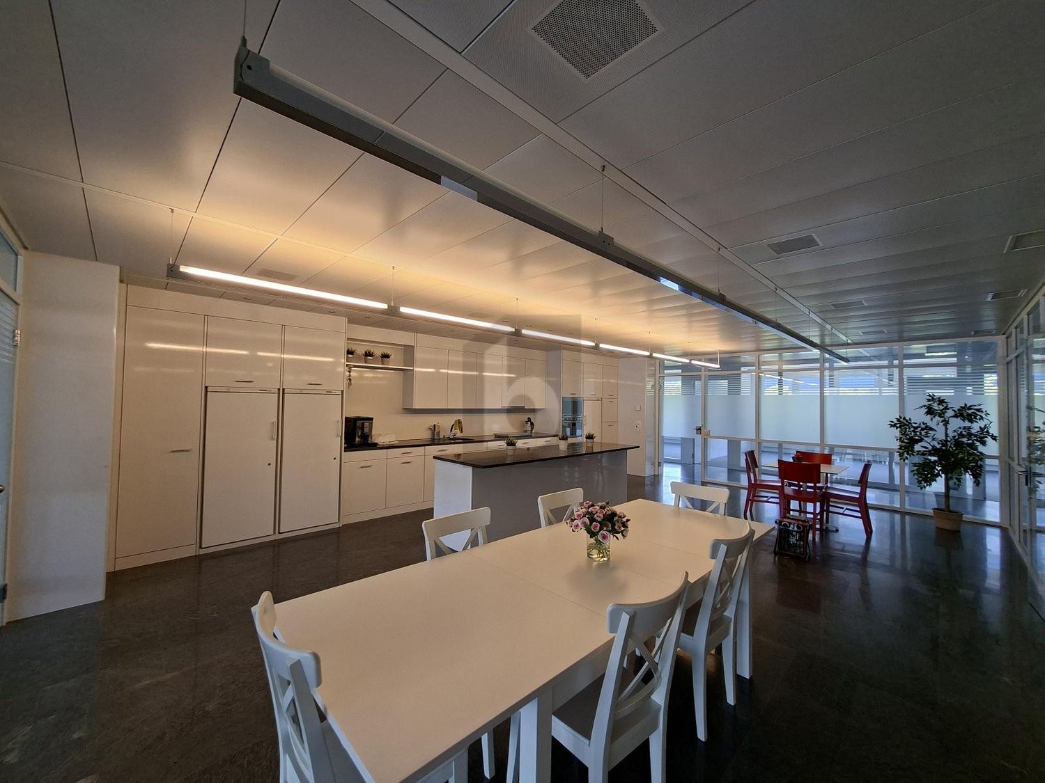 304m² office