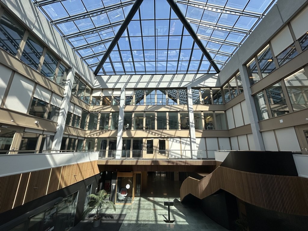 198m² Büro

Fläche von 198 m2 im Geneva Business Center in Lancy

Gelegen 10 Minuten von der Autobahnausfahrt entfernt und 5 Minuten zu Fuss von der Tramstation "les Esserts"

Das Geneva Business Center bietet zahlreiche Dienstleistungen an, unter anderem Facility Management, Empfangs- und Postservi