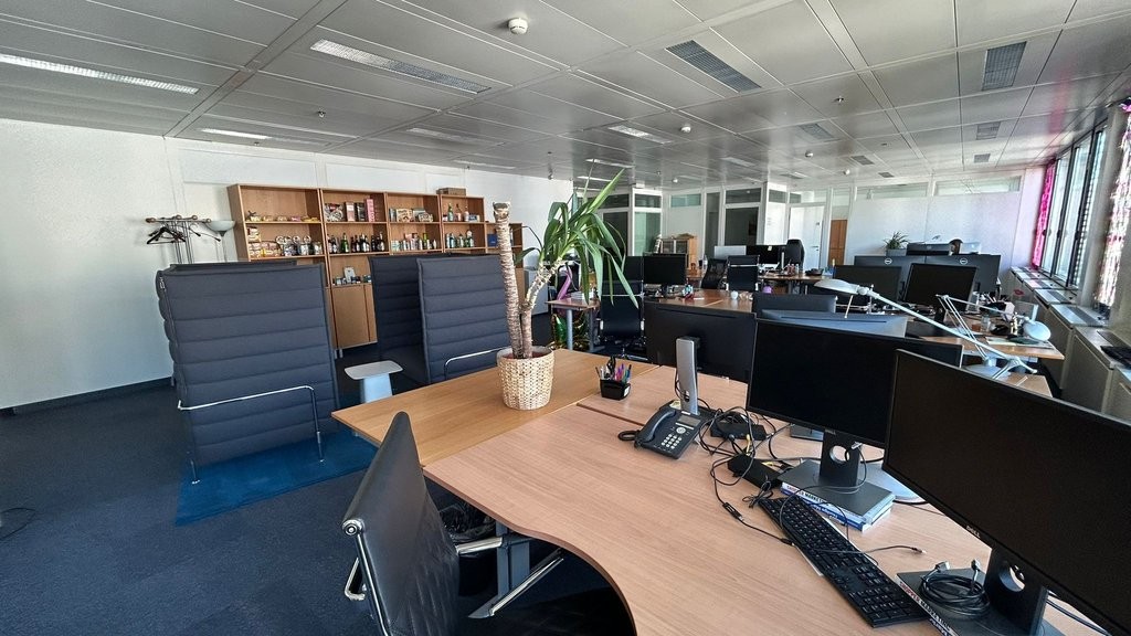 198m² Büro

Fläche von 198 m2 im Geneva Business Center in Lancy

Gelegen 10 Minuten von der Autobahnausfahrt entfernt und 5 Minuten zu Fuss von der Tramstation "les Esserts"

Das Geneva Business Center bietet zahlreiche Dienstleistungen an, unter anderem Facility Management, Empfangs- und Postservi