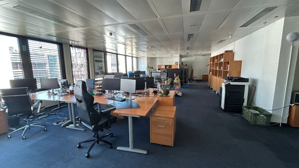 198m² Büro

Fläche von 198 m2 im Geneva Business Center in Lancy

Gelegen 10 Minuten von der Autobahnausfahrt entfernt und 5 Minuten zu Fuss von der Tramstation "les Esserts"

Das Geneva Business Center bietet zahlreiche Dienstleistungen an, unter anderem Facility Management, Empfangs- und Postservi
