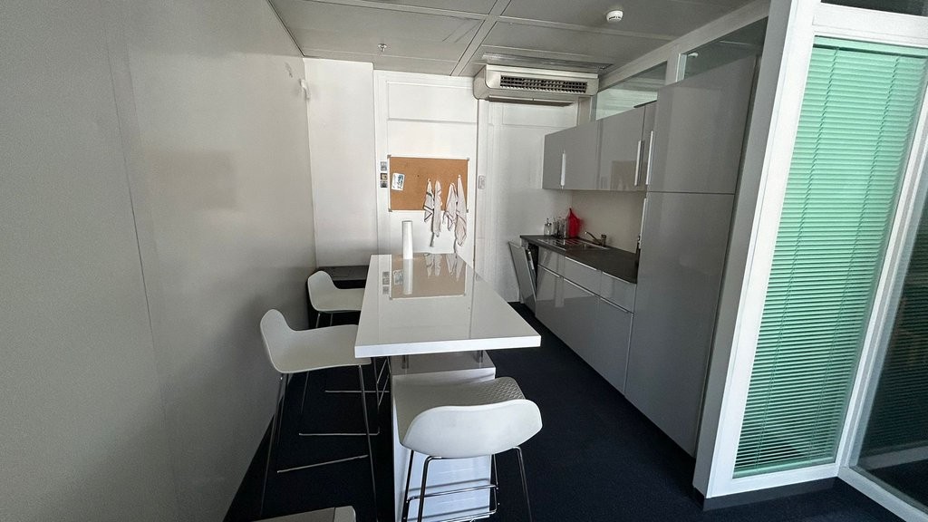 198m² Büro

Fläche von 198 m2 im Geneva Business Center in Lancy

Gelegen 10 Minuten von der Autobahnausfahrt entfernt und 5 Minuten zu Fuss von der Tramstation "les Esserts"

Das Geneva Business Center bietet zahlreiche Dienstleistungen an, unter anderem Facility Management, Empfangs- und Postservi