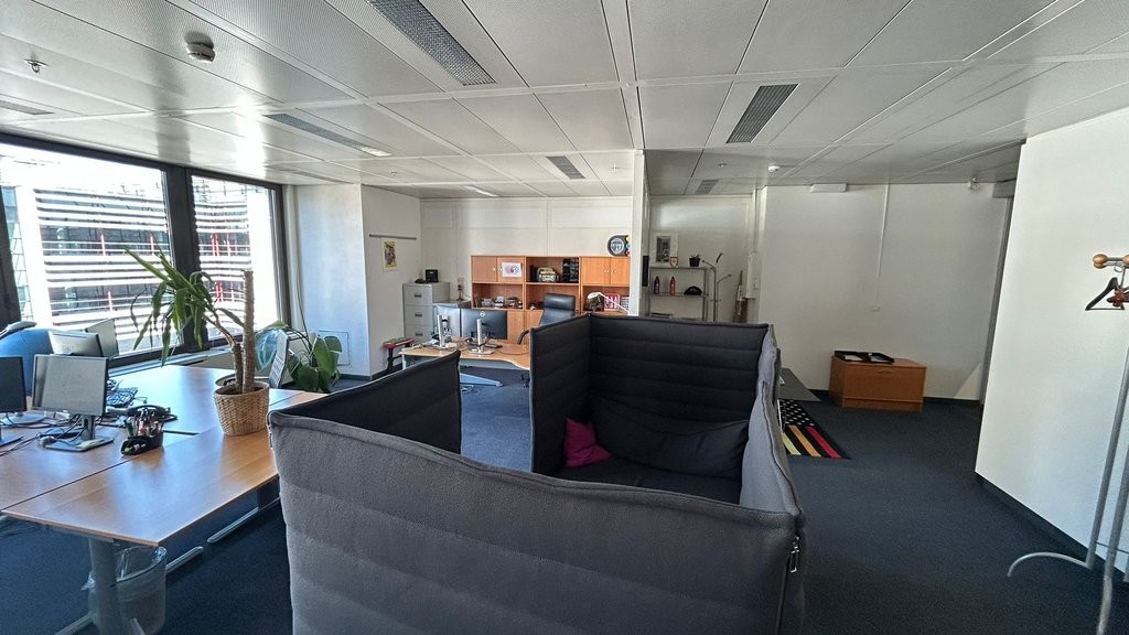 198m² Büro

Fläche von 198 m2 im Geneva Business Center in Lancy

Gelegen 10 Minuten von der Autobahnausfahrt entfernt und 5 Minuten zu Fuss von der Tramstation "les Esserts"

Das Geneva Business Center bietet zahlreiche Dienstleistungen an, unter anderem Facility Management, Empfangs- und Postservi