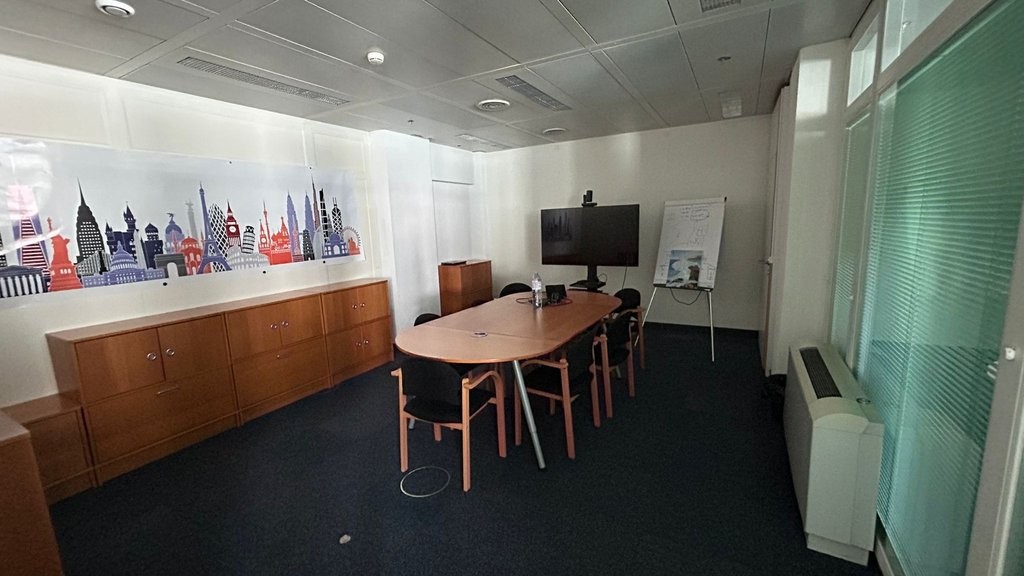 198m² Büro

Fläche von 198 m2 im Geneva Business Center in Lancy

Gelegen 10 Minuten von der Autobahnausfahrt entfernt und 5 Minuten zu Fuss von der Tramstation "les Esserts"

Das Geneva Business Center bietet zahlreiche Dienstleistungen an, unter anderem Facility Management, Empfangs- und Postservi