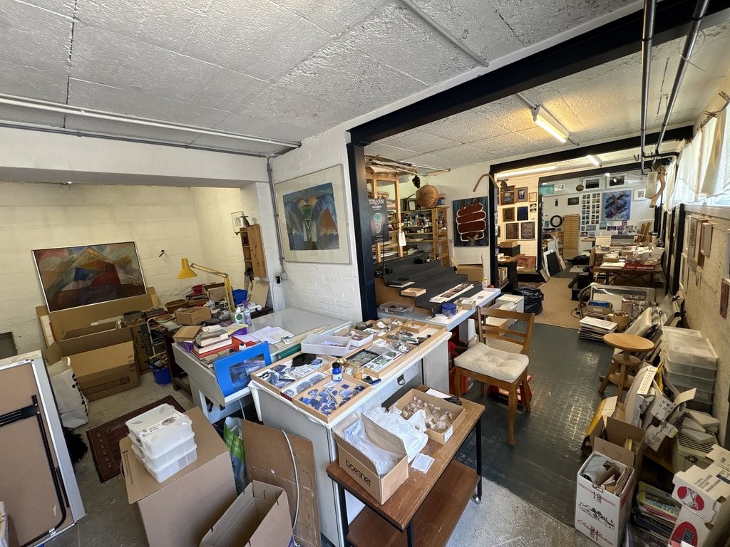 95m² storage room