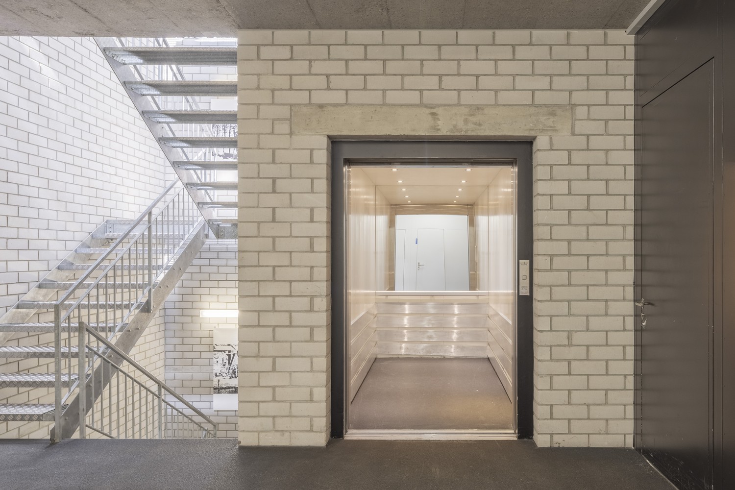 121m² office