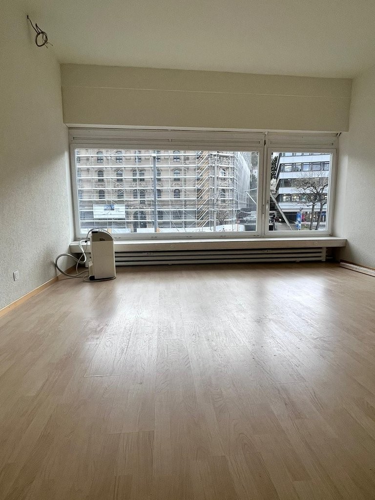 82m² office